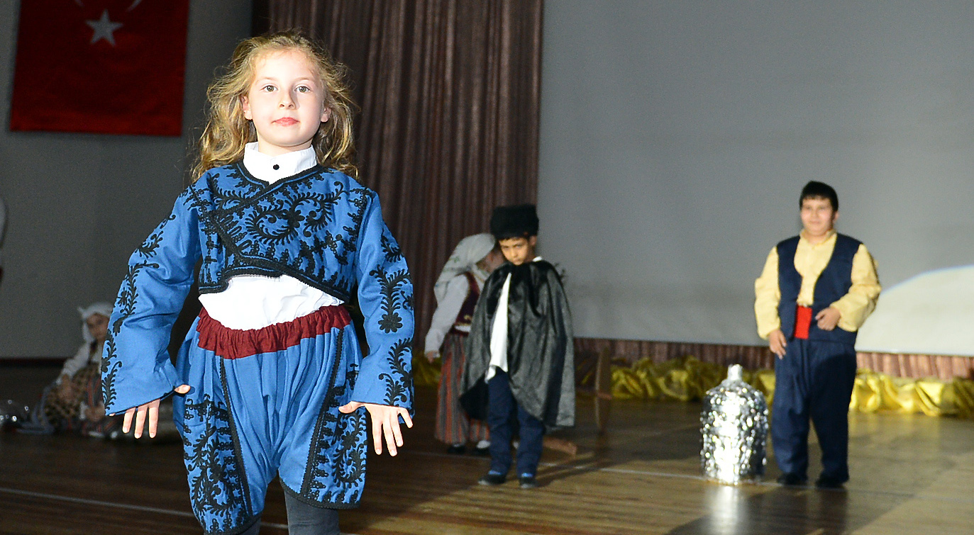 İZELMAN öğrencilerinden barış mesajları