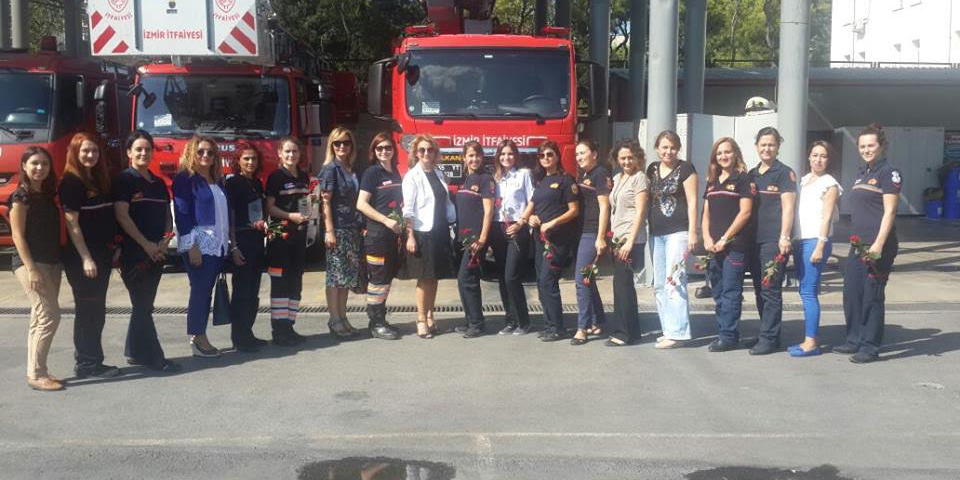 İZİKAD’DAN KADIN İTFAİYECİLERE ZİYARET