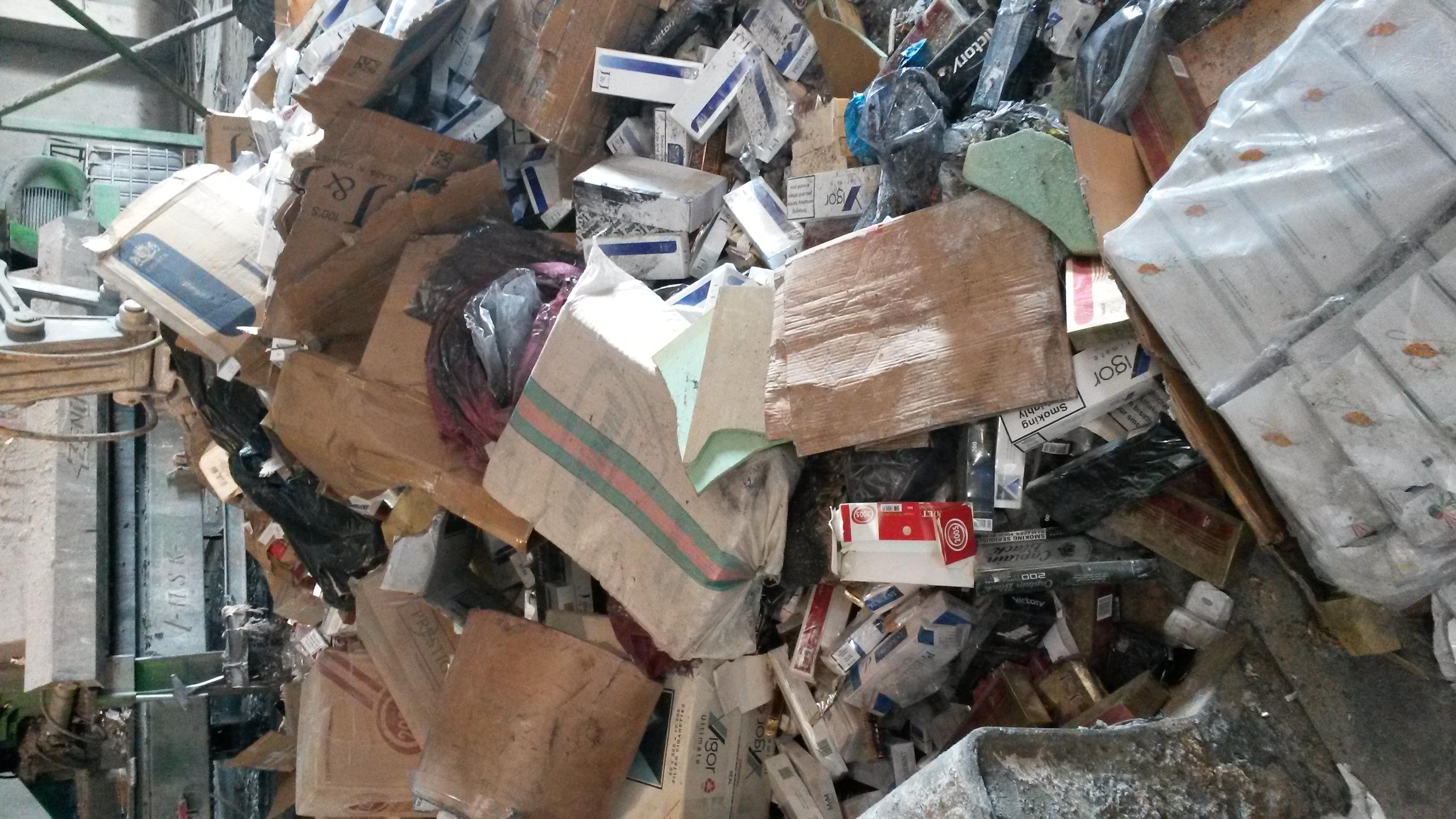 İzmir&#039;de binlerce paket sigara ve puro imha edildi!