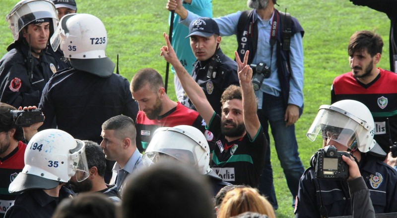 İZMİR'DE GERGİN AMEDSPOR MAÇI