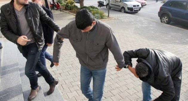 İzmir'de insan kaçakçısı 18 kişi adliyede