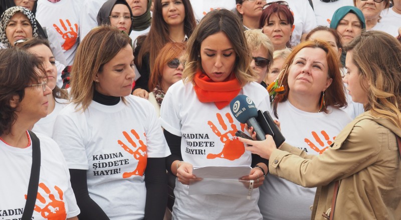 İZMİR&#039;DE KADINA ŞİDDETE HAYIR TOPLANTISI