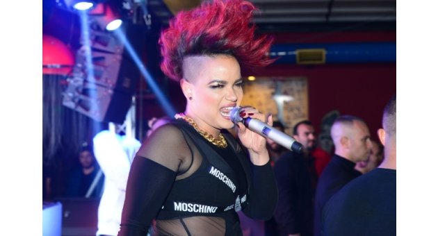 İzmir'den Eva Simons geçti