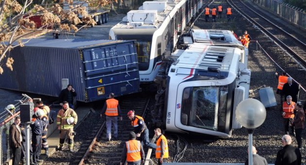 İZMİR'DE OTUZ YOLCU ÖLÜMDEN DÖNDÜ