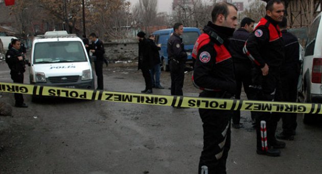 İzmir'de, Polise Ateş Eden Teröristin Evinde...