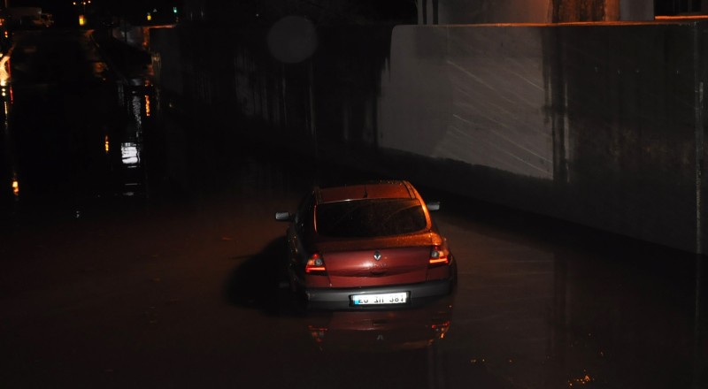 İzmir'de sağanak yağış alt geçidi doldurdu