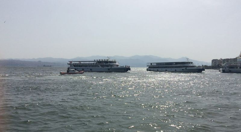 İzmir'de vapurdan atlayan kadını görevli kurtardı