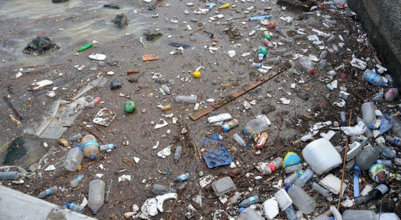 İzmir'de yağmur sonrası deniz çöplüğe döndü