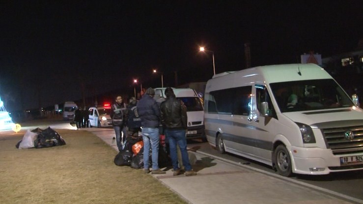İzmir'de yurt dışına kaçmaya çalışan 54 göçmen yakalandı