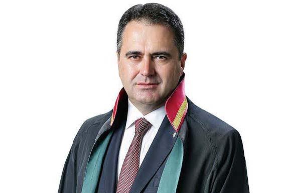 İZMİR BAROSU’NDAN YENİ ÖDEMİŞ ADLİYESİ’NE ATATÜRK ANITI