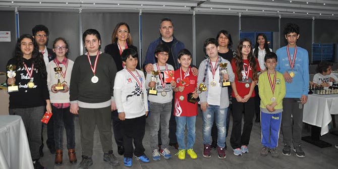 İzmir Barosu'nun Turnuvası'nda Satranç Şampiyonları