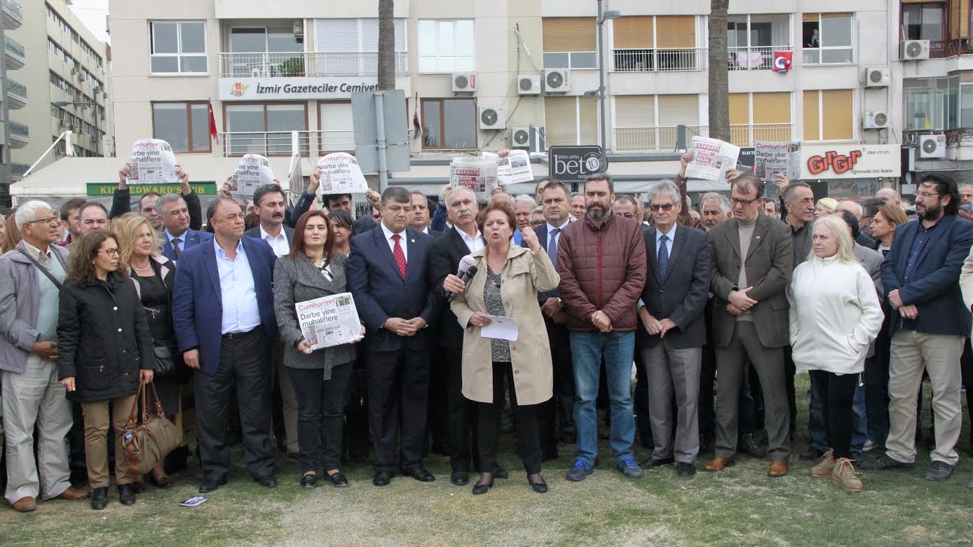 İzmir, Cumhuriyet'e destek için toplandı