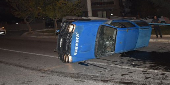 İzmir'de askeri araç devrildi; çok sayıda yaralı var