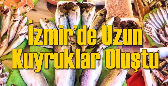 İzmir'de Balık Tezgahları Önünde Uzun Sıra
