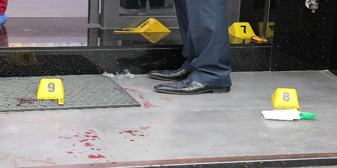 İzmir'de güpegündüz silahlı kuyumcu soygunu!