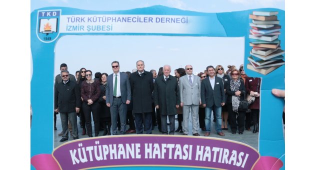 İzmir’deki 52. Kütüphane Haftası etkinlikleri Hatıra fotoğrafıyla başladı