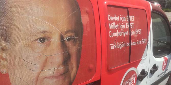 İzmir'de MHP aracına çirkin saldırı