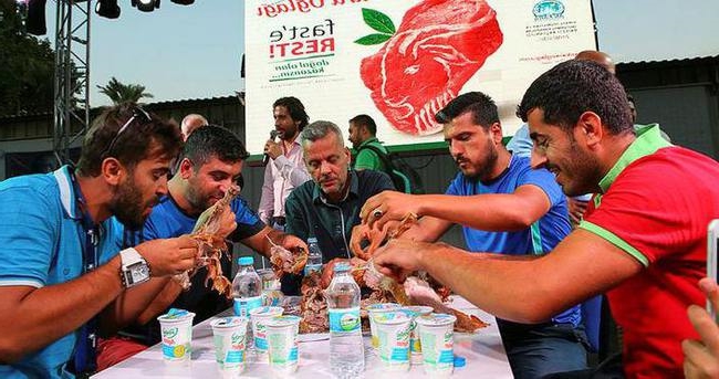 İzmir'de oğlak yeme yarışması