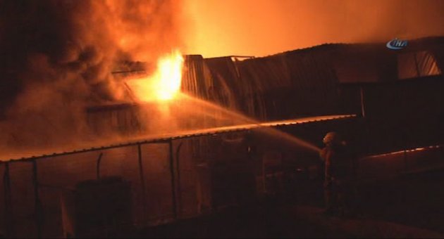 İzmir’de soğuk hava deposu alev alev yandı