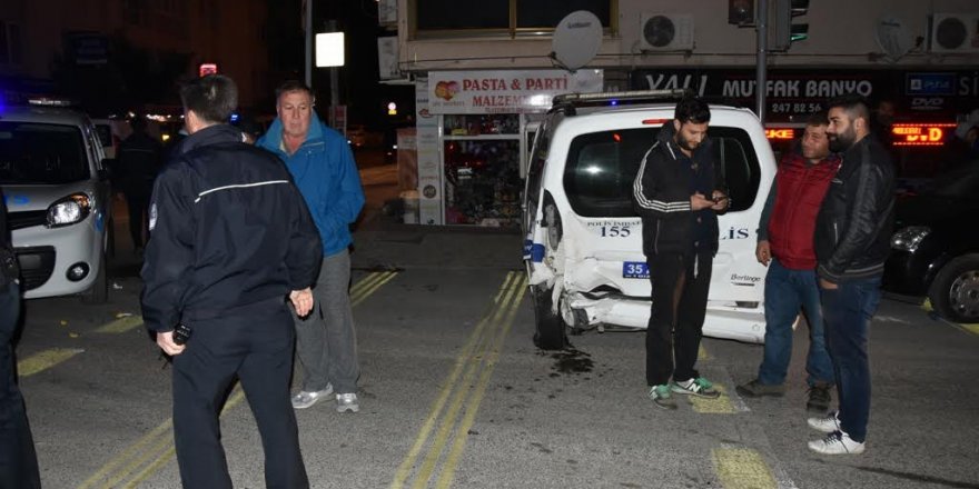 İzmir&#039;de trafik kazası: 2&#039;si polis 5 yaralı
