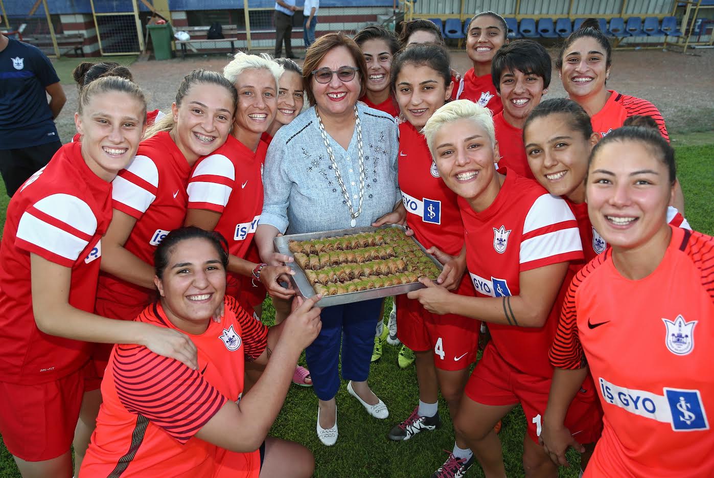 İzmir’in kızları tur için sahaya çıkıyor