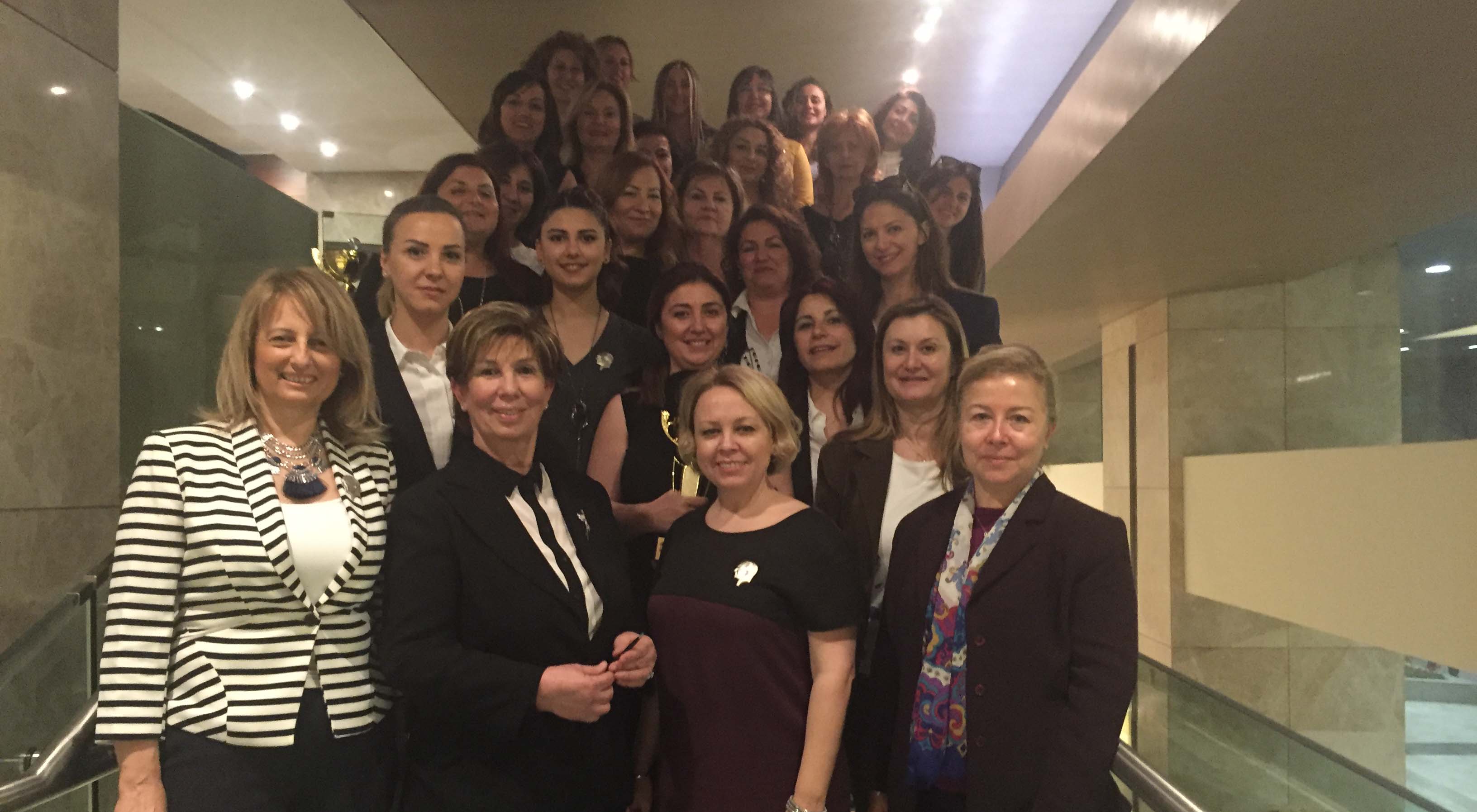 İZMİRLİ İŞ KADINLARI IŞILAY SAYGIN’I AĞIRLADI