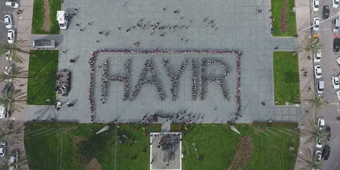 İzmir'li kadınlar HAYIRı meydana yazdılar