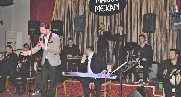 İzmirliler Ferman Toprak'la eğlendi