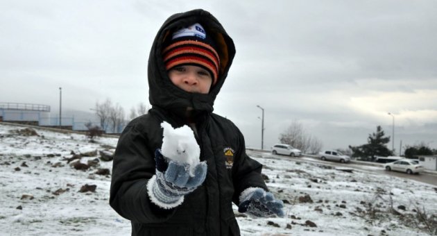 İZMİRLİLER KAR YAĞIŞINI SEVİNÇLE KARŞILADI