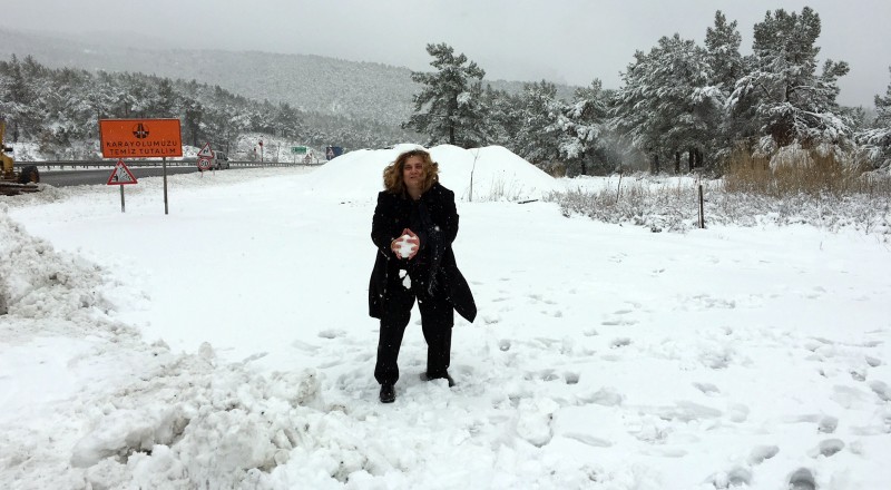 İZMİR-MANİSA YOLUNDA KAR KEYFİ