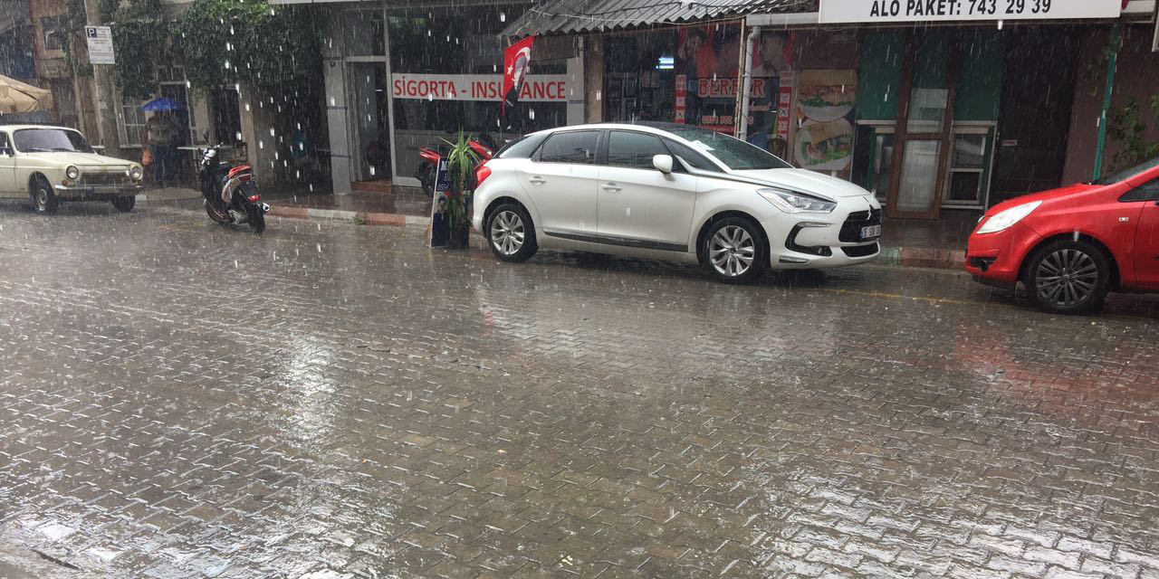 İzmir sağanak yağmur ve dolu yağışına teslim oldu
