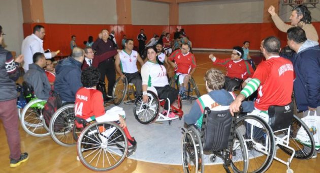 İzmir Üniversitesi KES’te yenilgisiz liderlik sevinci