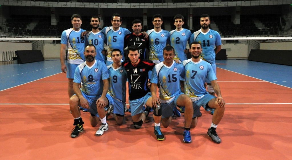 İzmir Üniversitesi voleybolda çifte başarı yakaladı