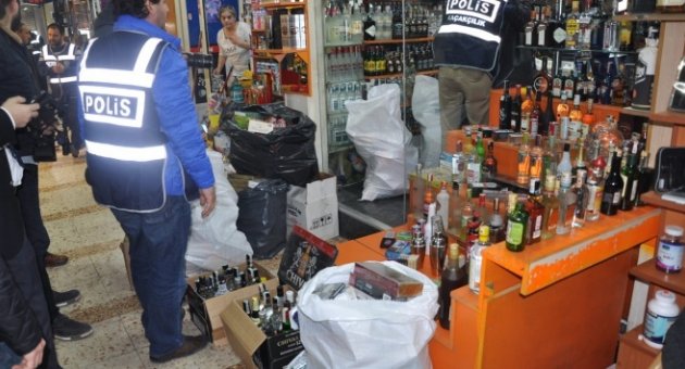 Kaçak içki ve sigara satan işyerlerine baskın