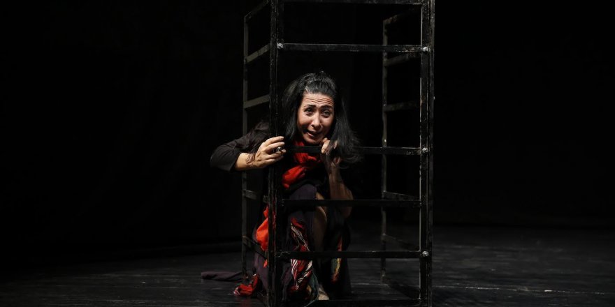 Kadına şiddet Konak'ta tiyatroyla anlatıldı