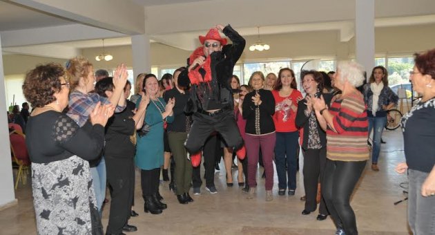 Kadınlardan ‘Mikroplu’ kutlama