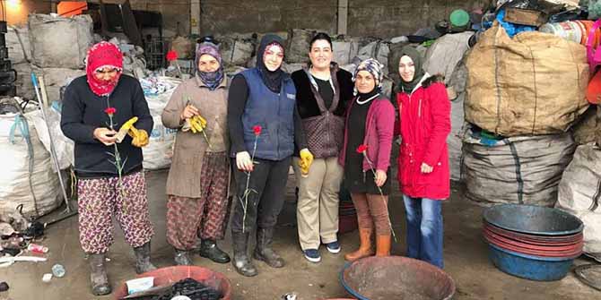 Kadınlar gününde karanfil dağıttılar