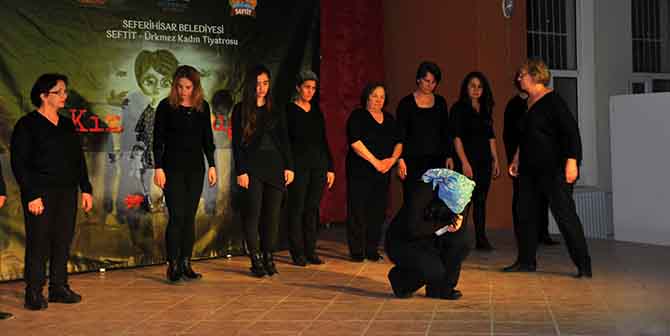 KADINLAR, HAKLARI İÇİN SAHNEDE