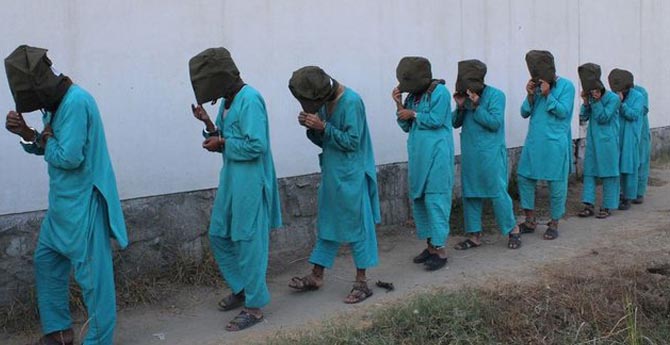 Kafalarına Çuval Geçirip Sergilediler.