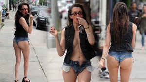 kameralara böyle poz verdi.