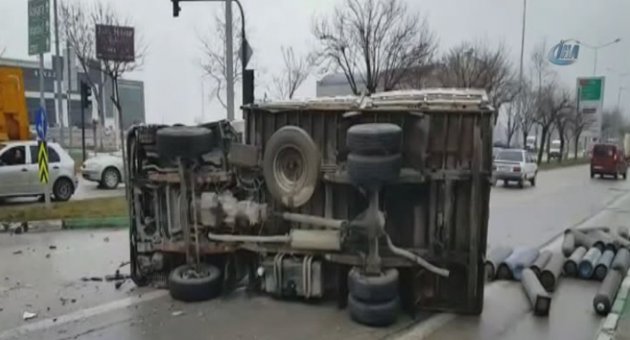 Kamyonetler çarpıştı, sanayi tüpleri yola savruldu