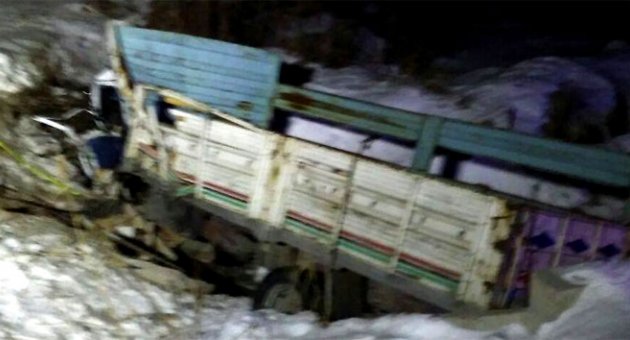 Kamyonet şarampole devrildi: 1 ölü