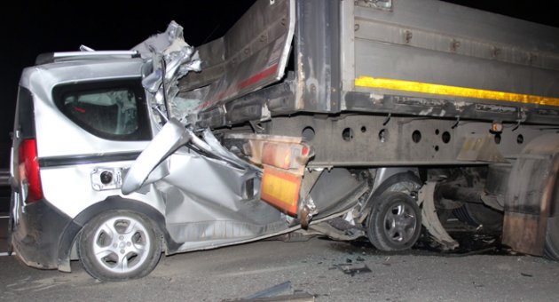 Kamyonet yardım için duran TIR’a çarptı: 1 ölü