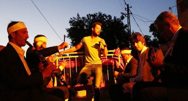 Kamyon kasasında vur patlasın çal oynasın!