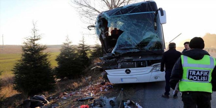Kamyonla Yolcu Otobüsü Çarpıştı: 13 yaralı