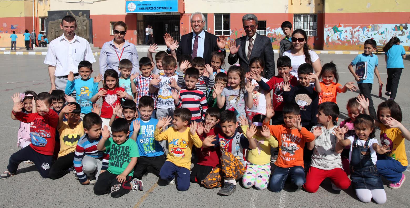 Karabağlar’da 85 okula spor malzemesi desteği