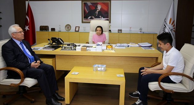 Karabağlar’da çocuklarla bayram sevinci