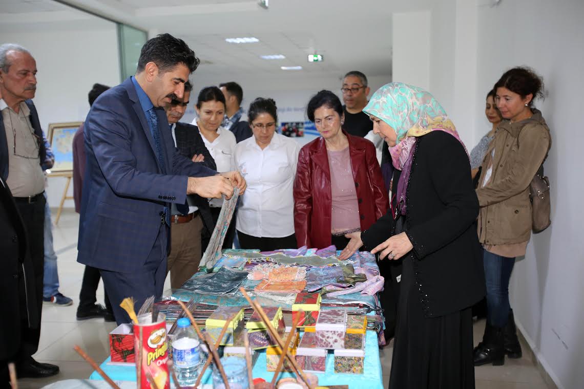 Karabağlar’da ebru sergisi