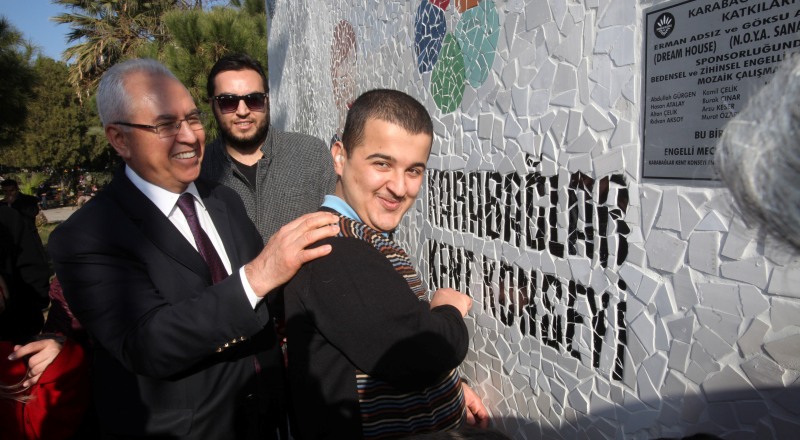 Karabağlar’da engelliler mozaikle duvarları süsledi