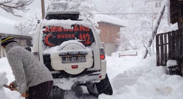 Kardan yolu kapanan köydeki hastayı paletli ambulansla kurtardı